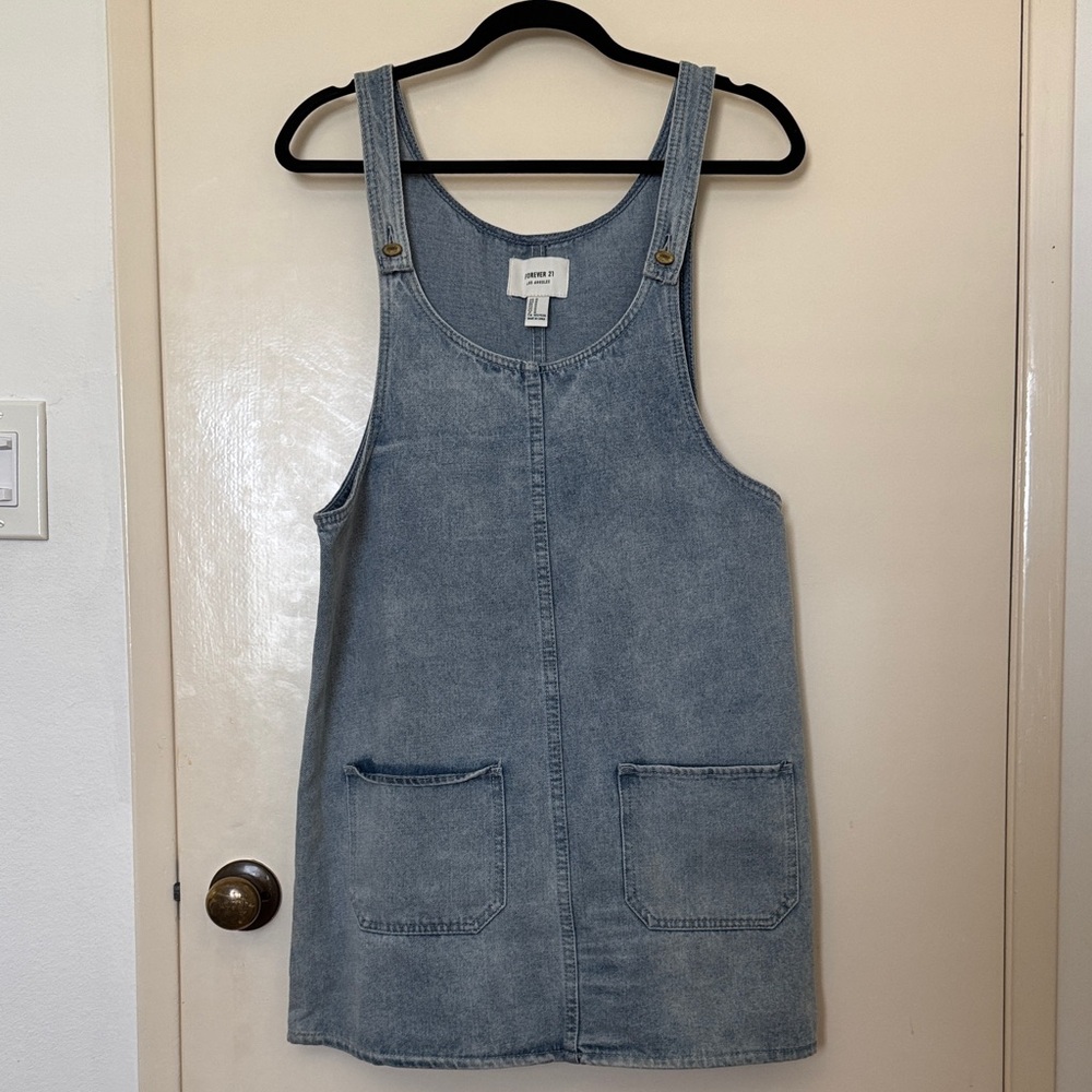 Forever21 women’s lightwash Denim overall dress with Pockets size M